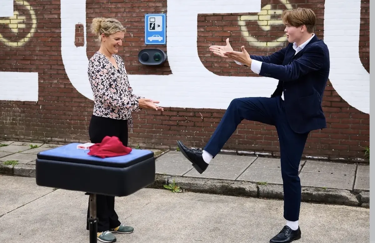 Sem tijdens zijn straatgoochelact met een toeschouwer