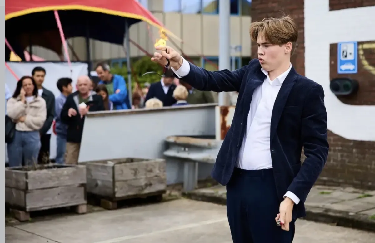 Sem voert een vuurtruc uit voor het publiek op straat